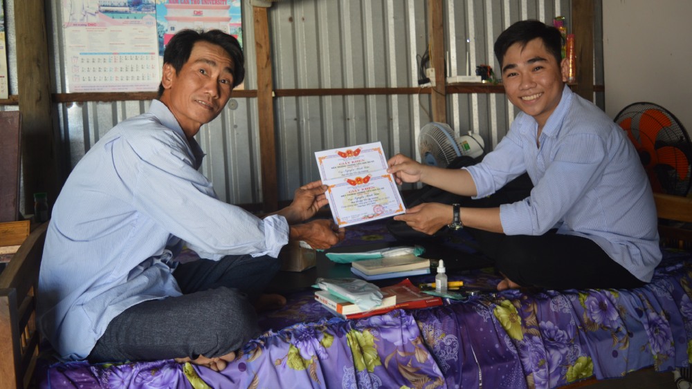Teacher Nguyen Minh Dau and his father arrange and prepare personal belongings for the day of military enlistment. Photo: Xuan Nhi