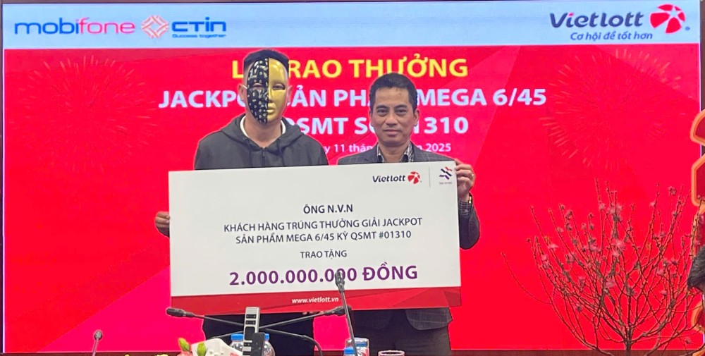 Anh N. trao tặng 2 tỉ đồng đến Quỹ Tâm Tài Việt để thực hiện các chương trình an sinh xã hội. Ảnh: Vietlott