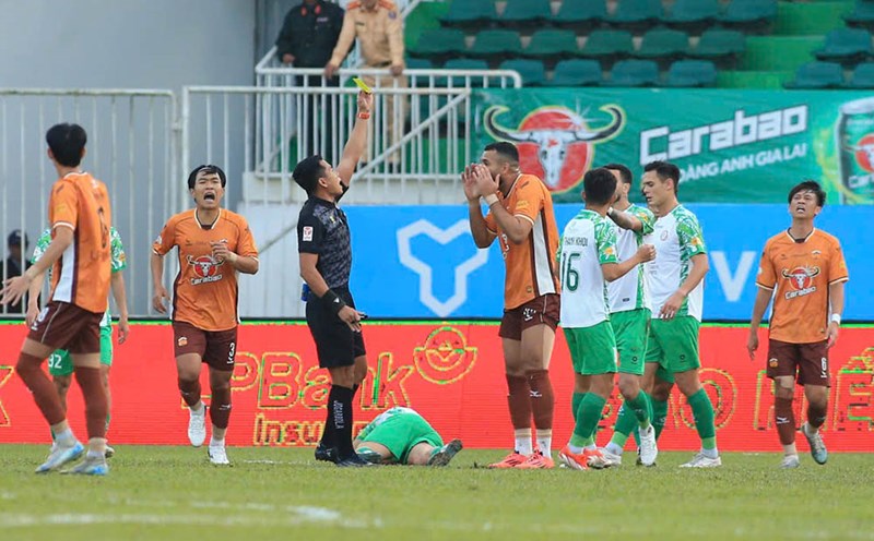 The match between Hoang Anh Gia Lai and Ho Chi Minh City in round 10 of V.League 2024-2025 had 13 yellow cards given out to both teams. Photo: Thanh Vu