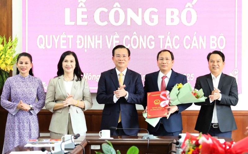 Three officials in Dak Nong receive new assignments. Photo: Le Phuoc