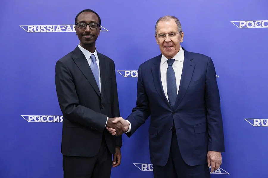 Ngoai truong Nga Sergei Lavrov (phai) gap voi Ngoai truong Ethiopia Gedion Timotheos trong khuon kho Dien dan Doi tac Nga-chau Phi o Sochi,  Nga, ngay 8.11.2024. Anh: Bo Ngoai giao Nga