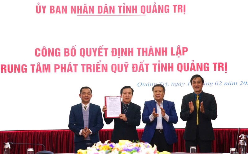 Quang Tri Province Land Fund Development Center under the Department of Natural Resources and Environment was reorganized under the Quang Tri Provincial People's Committee. Photo: Tien Nhat