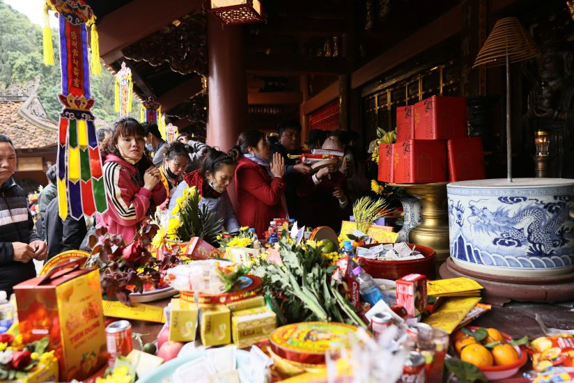 People and tourists visiting Huong Pagoda should limit burning incense and votive papers. Photo: Ngoc Trang