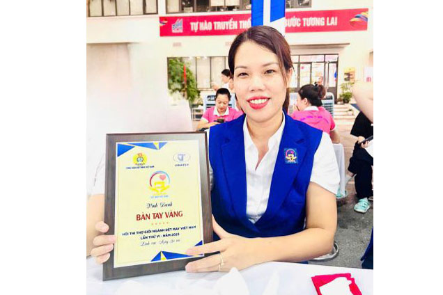 In 2023, Ms. Do Thi Thuy won the Golden Hand First Prize of the Vietnam Textile and Garment Industry in the shirt field. Photo: Provided by the character