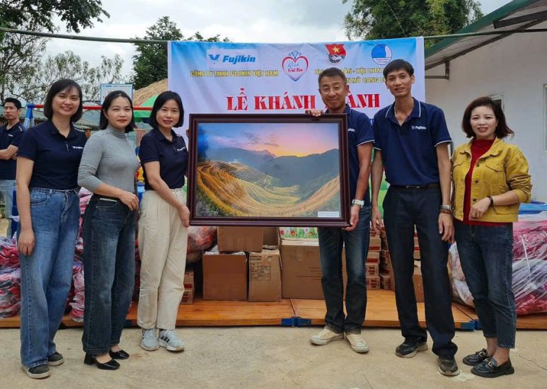 Mr. Tran Quang Khai (2nd from right) at a charity event of the company. Photo: Provided by the character