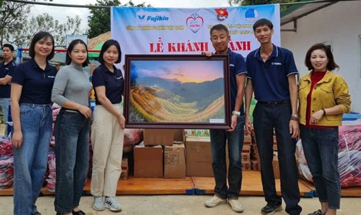 Anh Trần Quang Khải (thứ 2 từ phải qua) trong một buổi tham gia từ thiện của công ty. Ảnh: Nhân vật cung cấp