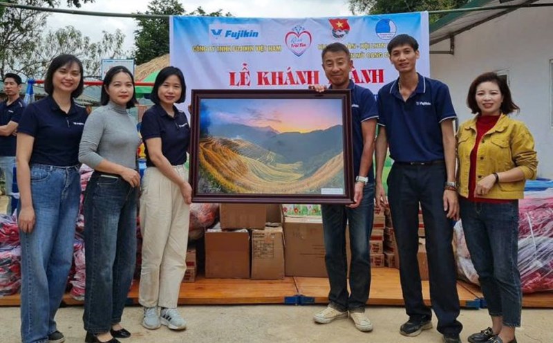 Mr. Tran Quang Khai (2nd from right) at a charity event of the company. Photo: Provided by the character