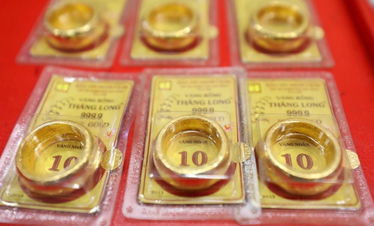 Gold prices continue to break records. Photo: VNA