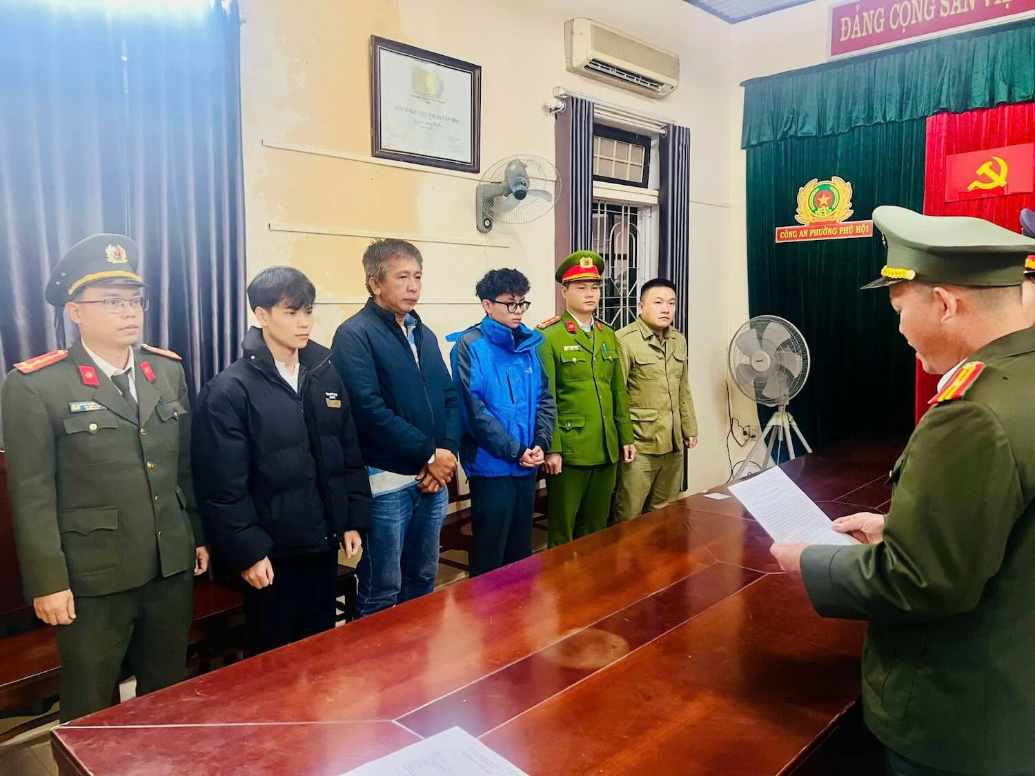 Cơ quan an ninh điều tra đọc lệnh khởi tố vụ án, khởi tố bị can bắt tạm giam 3 đối tượng liên quan vụ mua bán dữ liệu cá nhân. Ảnh: Trần Hồng.