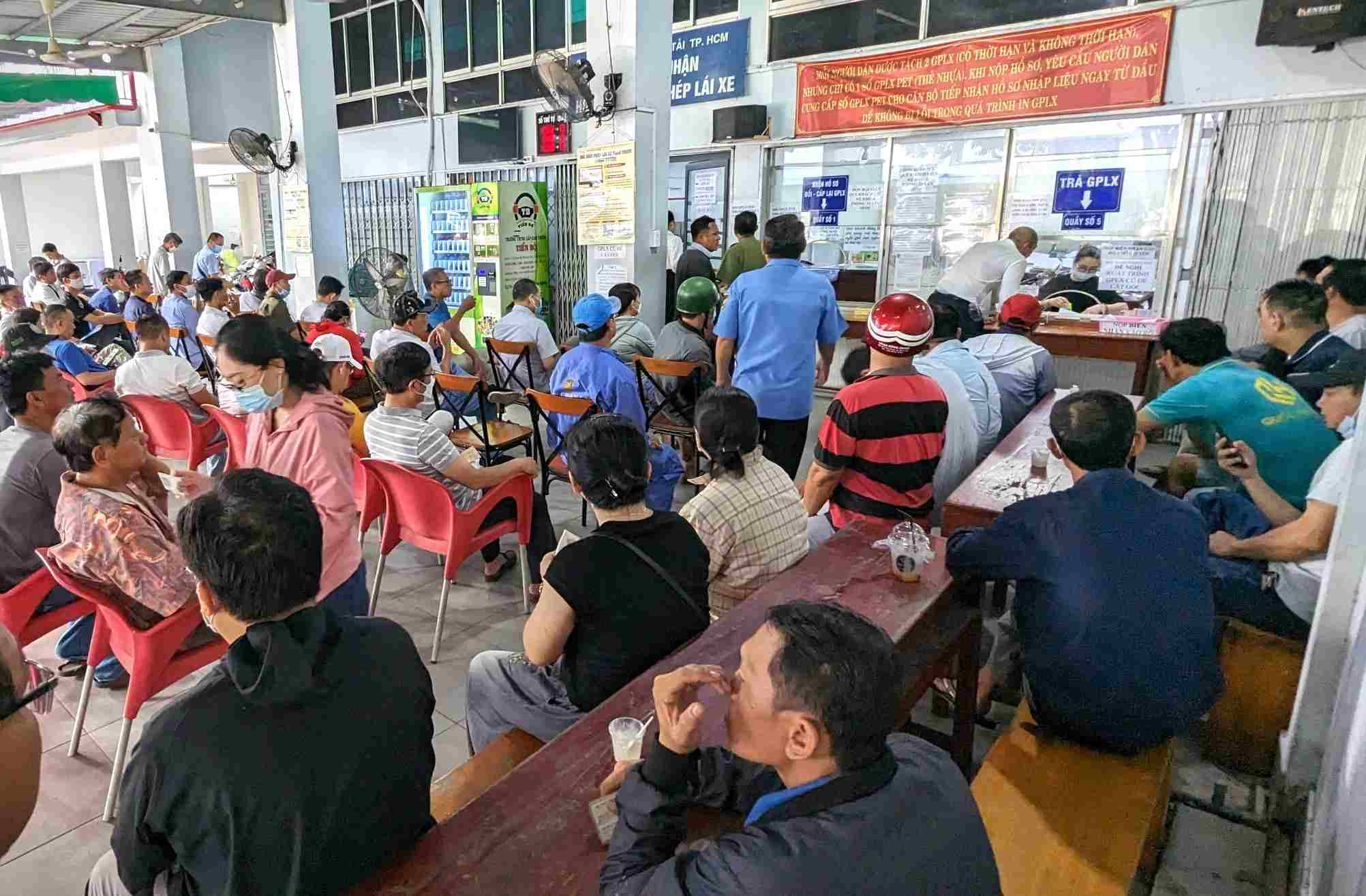 People wait to submit documents to change their driving licenses in Ho Chi Minh City. Photo: Anh Tu