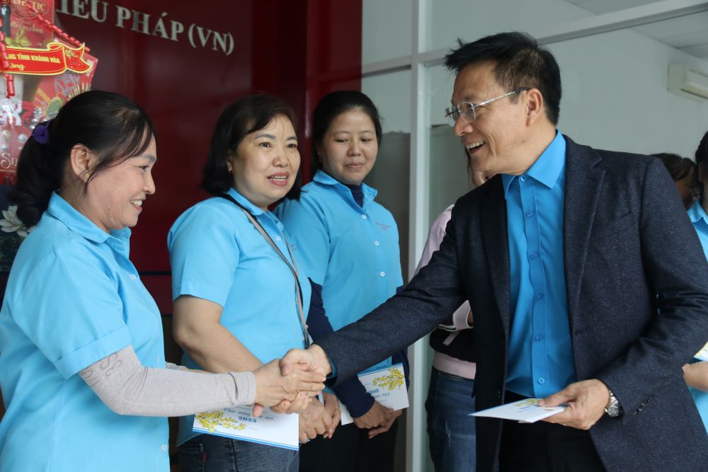Mr. Phan Thanh Liem - Chairman of Khanh Hoa Provincial Labor Federation gave gifts to encourage workers of French Women's Clothing Development Company Limited (Vietnam). Photo: Phuong Linh