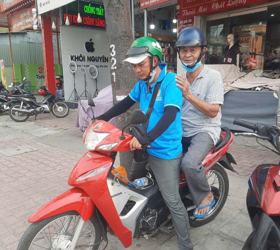 People who lost their way were given free rides by members of the Motorbike Taxi Union when going to the festival. Photo: Provided by the Labor Union of TDM City