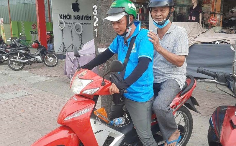 People who lost their way were given free rides by members of the Motorbike Taxi Union when going to the festival. Photo: Provided by the Labor Union of TDM City