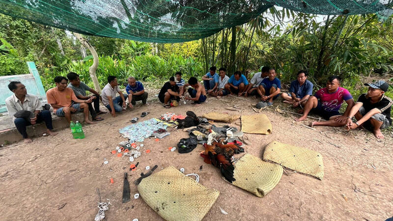 Caught 16 people red-handed entering a land with many cockfighting graves. Photo: Provided by the police
