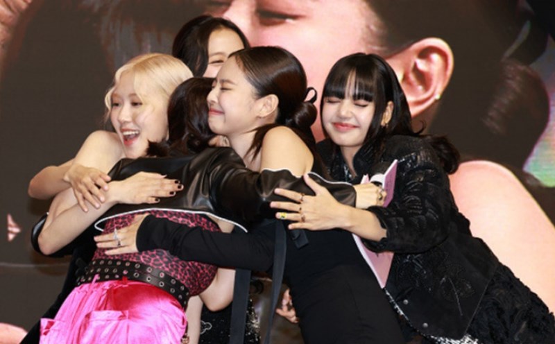 Rose and Blackpink members Lisa, Jennie, Jisoo. Photo: AllKPop.