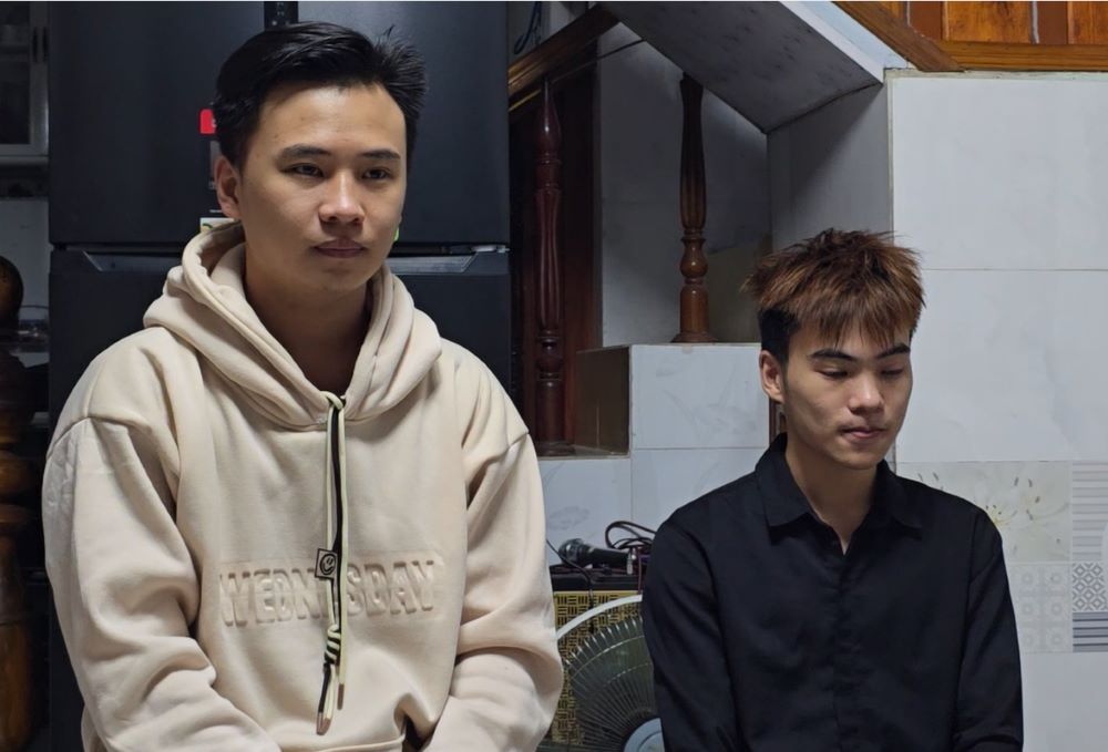 Two brothers in Da Nang volunteered to join the army. Photo: Tran Thi