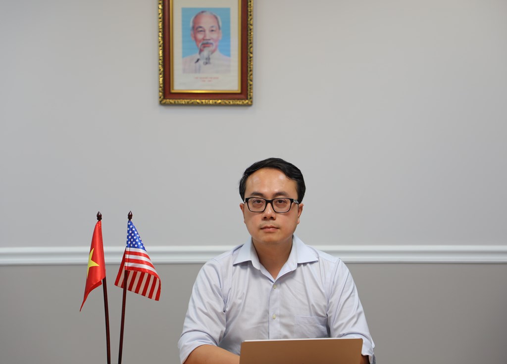 Counselor, Head of the Vietnam Trade Office in the US, Mr. Do Ngoc Hung, analyzed the US's imposition of a 25% tax on imported steel and aluminum. Photo: Provided by the character