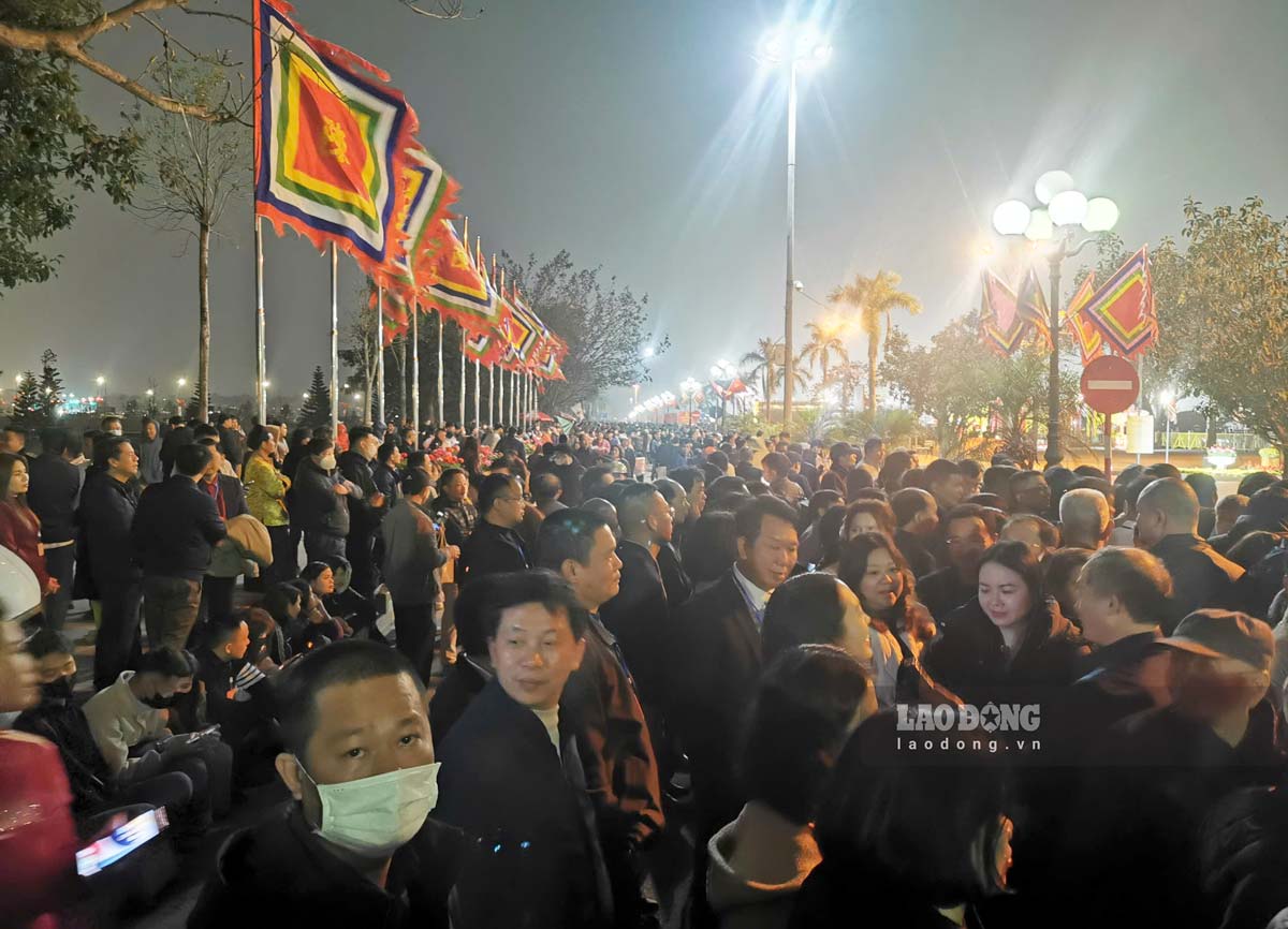 People jostle outside Tran Nam Dinh Temple before the Seal Opening Ceremony. Photo: Ha Vi