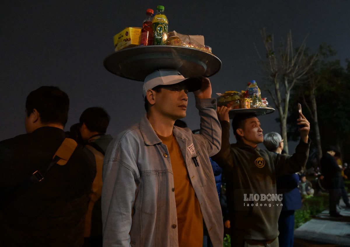 Nguoi dan doi le doi san ben ngoai de duoc vao den chiem bai sau le Khai an den Tran. Anh: Ha Vi