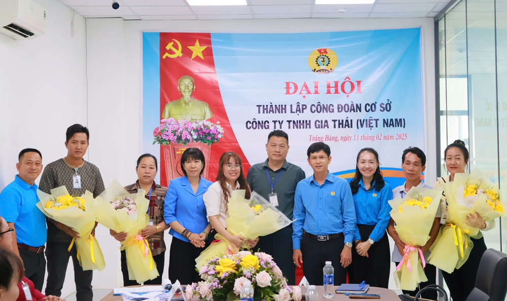 The Standing Committee of the Tay Ninh Economic Zone Trade Union presented flowers to congratulate the Executive Committee and Inspection Committee of the Trade Union of Gia Thai Company Limited (Vietnam). Photo: Huy Dung