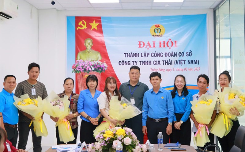 The Standing Committee of the Tay Ninh Economic Zone Trade Union presented flowers to congratulate the Executive Committee and Inspection Committee of the Trade Union of Gia Thai Company Limited (Vietnam). Photo: Huy Dung