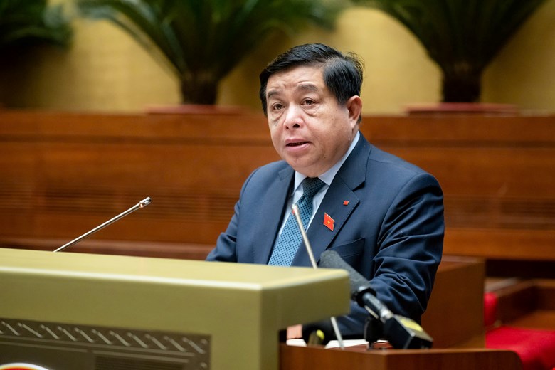Minister of Planning and Investment Nguyen Chi Dung, authorized by the Prime Minister, presented the Proposal on the Supplementary Project on Socio-Economic Development in 2025 with a growth target of 8% or more. Photo: Quochoi.vn