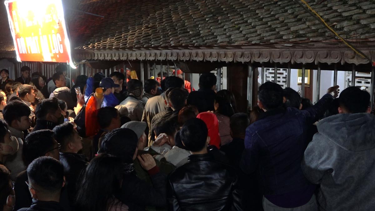 Crowds of people lined up to receive blessings at Tran Nam Dinh Temple. Photo: PV