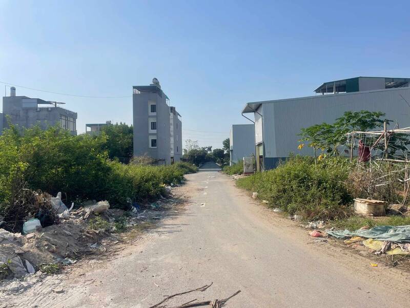 Many service land plots in Hoai Duc district (Hanoi) are being offered for sale. Photo: Thu Giang