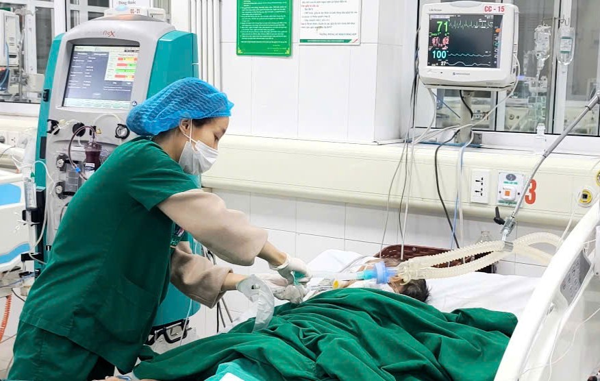 Doctor treats patient with alcohol poisoning leading to coma. Photo: Thanh Dang