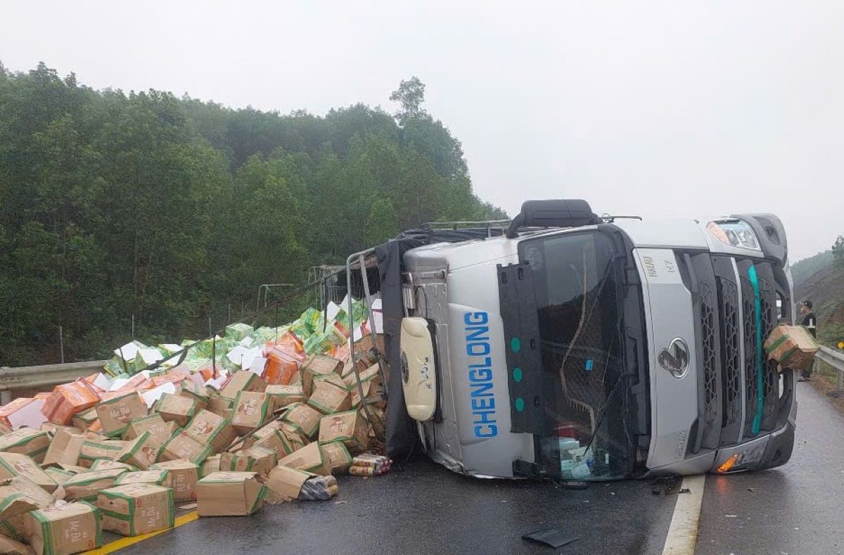 Accident on Cam Lo - La Son highway. Photo: H.Nguyen