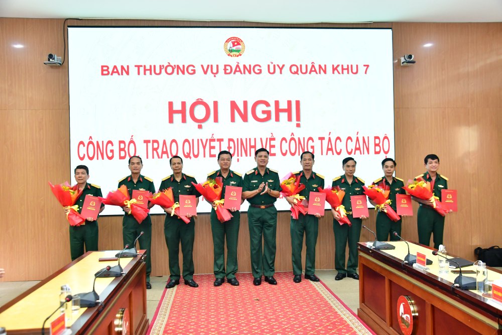 Trung tuong Nguyen Truong Thang - Uy vien Quan uy Trung uong, Tu lenh Quan khu trao quyet dinh cho can bo. Anh: Ngoc Duy/Quankhu7.vn