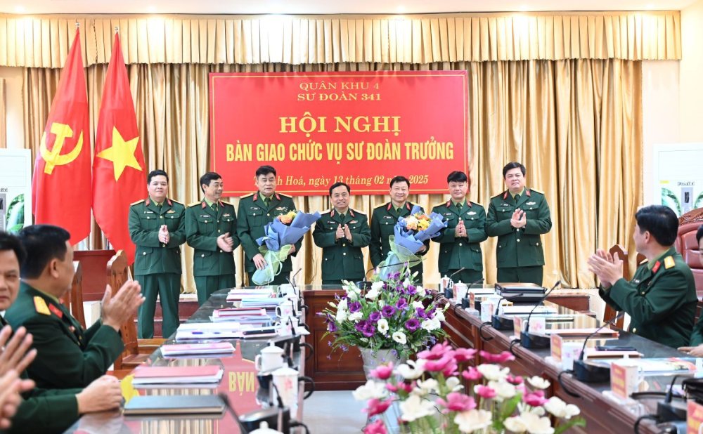 Major General Nguyen Ngoc Ha - Deputy Commander of Military Region 4 - presented flowers to congratulate the military officers on their new assignments. Photo: Ho Viet/baoquankhu4.com.vn