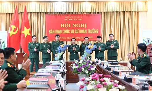 Thiếu tướng Nguyễn Ngọc Hà - Phó Tư lệnh Quân khu 4 - tặng hoa chúc mừng các sĩ quan quân đội nhận nhiệm vụ mới. Ảnh: Hồ Việt/baoquankhu4.com.vn