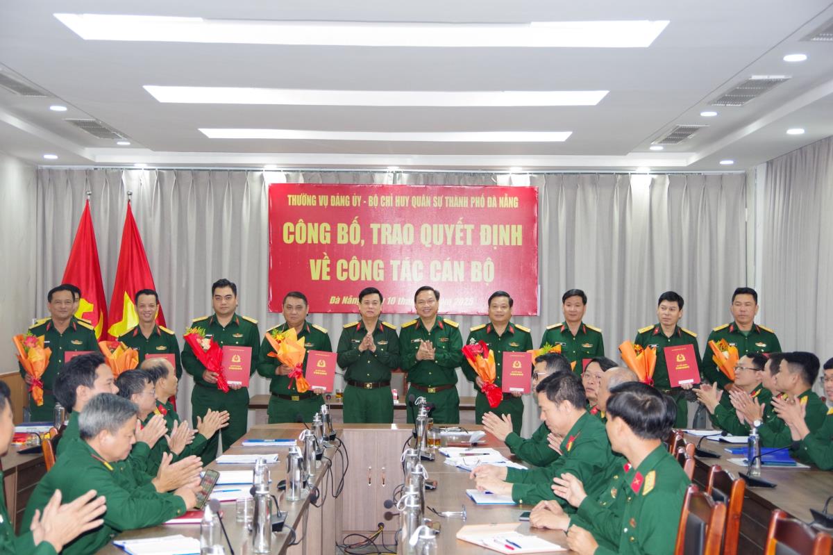 Dai ta Vo Van Tuan - Chinh uy Bo CHQS thanh pho va Dai ta Nguyen Van Hoa - Chi huy truong Bo CHQS thanh pho chuc mung cac si quan nhan quyet dinh dot nay. Anh: cadn.com.vn