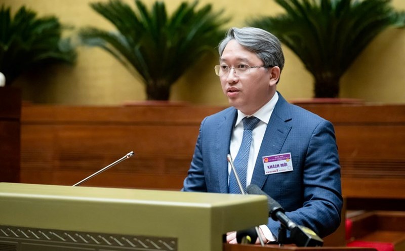Minister of Justice Nguyen Hai Ninh presented the Summary Report of the draft Law on Promulgation of Legal Documents (amended). Photo: Quochoi.vn