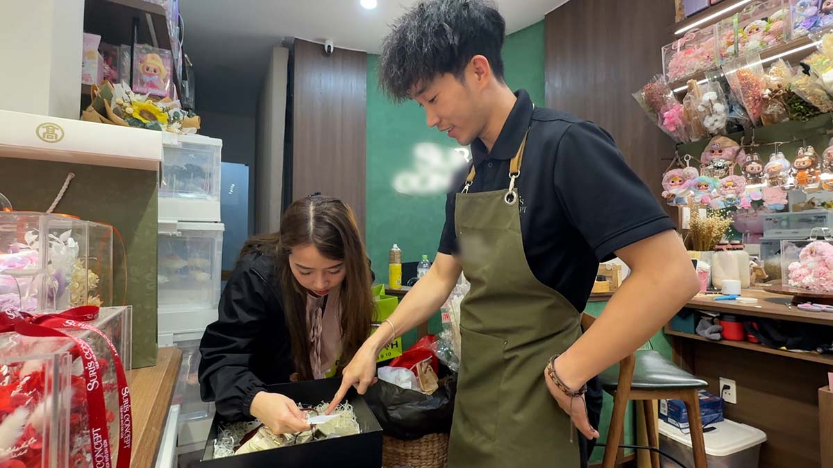 Unique double Valentine gift suddenly causes a stir in HCMC. Photo: Nhu Quynh