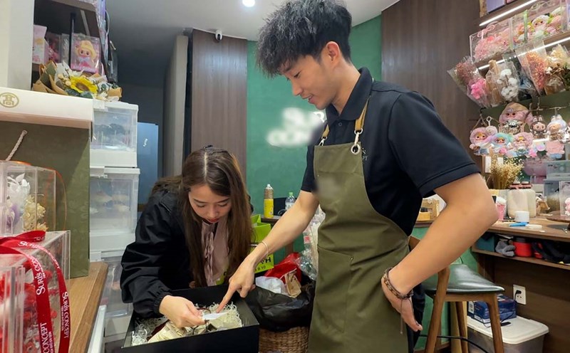 Unique double Valentine gift suddenly causes a stir in HCMC. Photo: Nhu Quynh