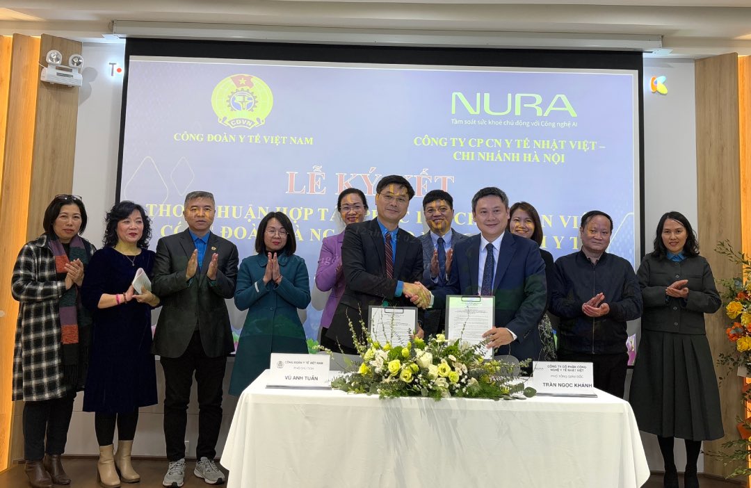 Representatives of the Vietnam Medical Trade Union and Nhat Viet Medical Technology Joint Stock Company - Hanoi Branch signed a cooperation agreement. Photo: Bao Han