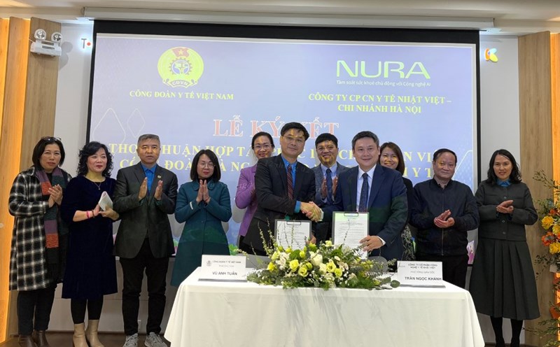 Representatives of the Vietnam Medical Trade Union and Nhat Viet Medical Technology Joint Stock Company - Hanoi Branch signed a cooperation agreement. Photo: Bao Han