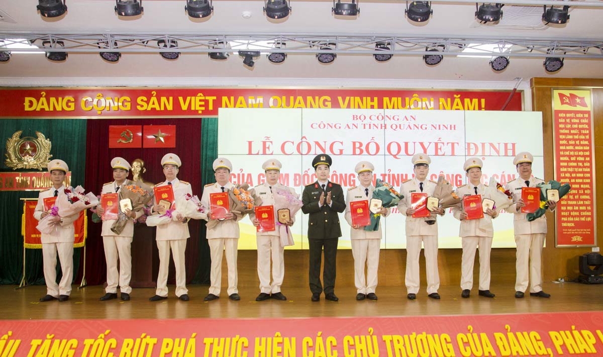 The Director of the Provincial Police Department presented the Decision on early retirement to 9 comrades who are leaders of the Police Department of units and localities. Photo: Quang Ninh Police