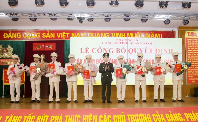 The Director of the Provincial Police Department presented the Decision on early retirement to 9 comrades who are leaders of the Police Department of units and localities. Photo: Quang Ninh Police