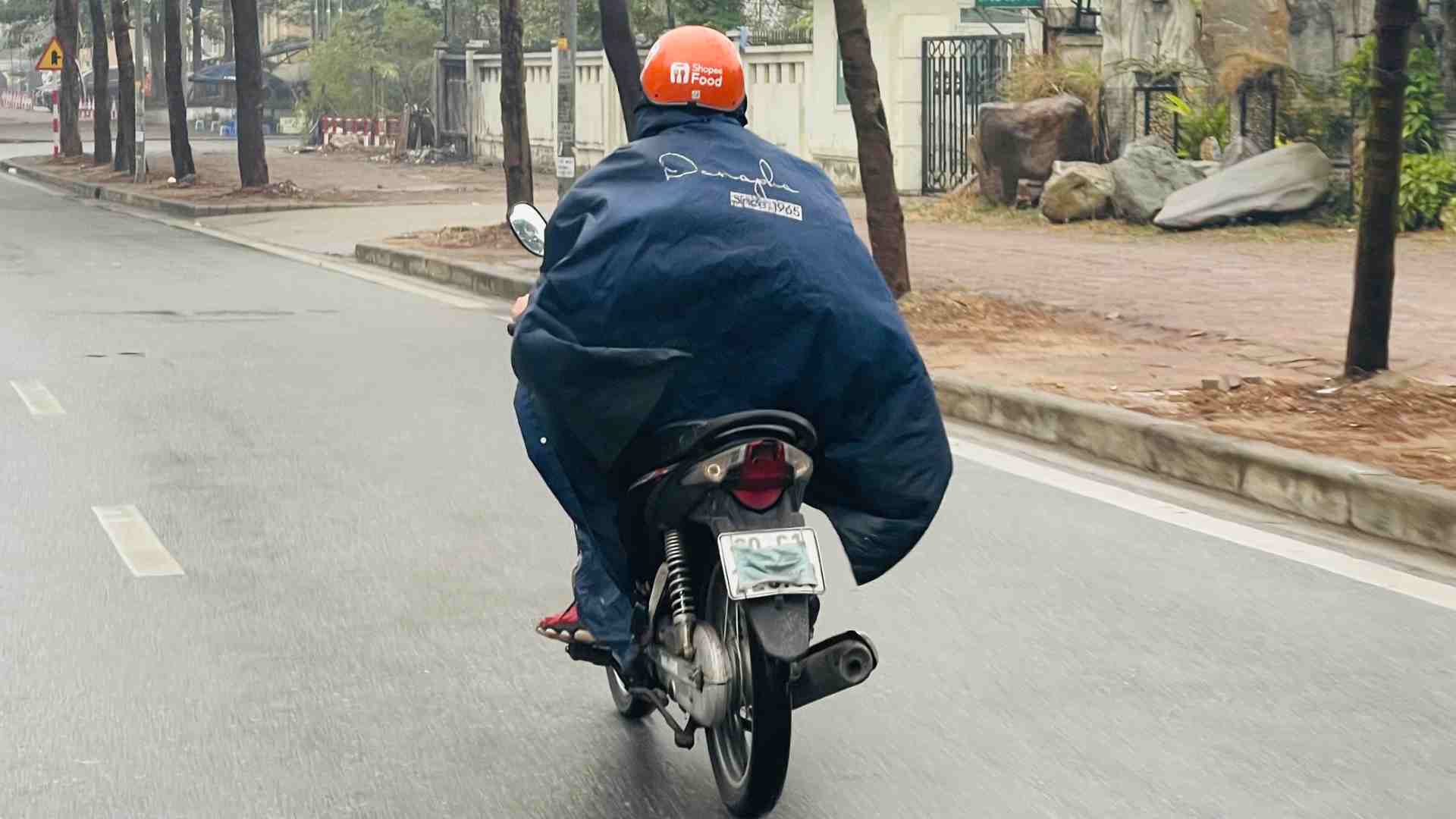 Many vehicle owners still cover their license plates when driving on the road. Photo: Ngoc Diep