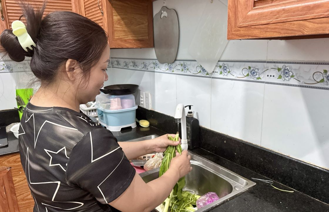 The lack of clean water in Soc Trang City has affected people's daily life and production. Photo: Phuong Anh