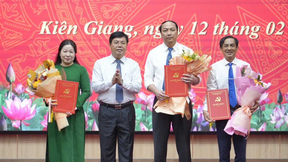 The Standing Committee of Kien Giang Provincial Party Committee appointed Standing Deputy Secretary of the Provincial Party Committee, Chairman of Kien Giang Provincial People's Council Lam Minh Thanh (second from right) to hold the position of Secretary of the Party Committee of the Provincial Party Agencies, term 2020-2025, term 2025-2030. Photo: Xuan Nhi