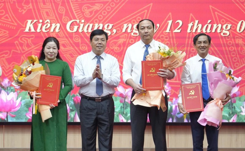 The Standing Committee of Kien Giang Provincial Party Committee appointed Standing Deputy Secretary of the Provincial Party Committee, Chairman of Kien Giang Provincial People's Council Lam Minh Thanh (second from right) to hold the position of Secretary of the Party Committee of the Provincial Party Agencies, term 2020-2025, term 2025-2030. Photo: Xuan Nhi