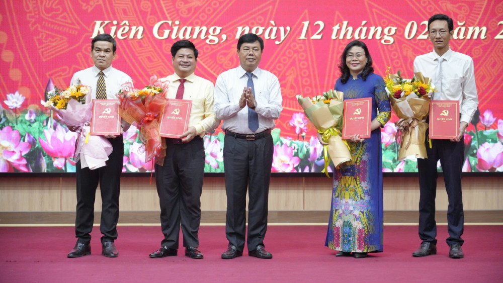 Bo nhiem dong chi Tong Phuoc Truong (thu 2 tu trai qua) - Uy vien Ban Thuong vu Tinh uy, Truong Ban Tuyen giao Tinh uy, giu chuc Truong Ban Tuyen giao va Dan van Tinh uy.