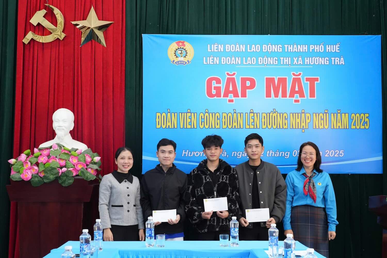 Giving gifts and encouraging union members to prepare for military service. Photo: Huong Tra Union.