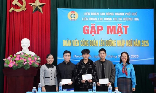 Tặng quà, động viên đoàn viên chuẩn bị lên đường nhập ngũ. Ảnh: Công đoàn Hương Trà.