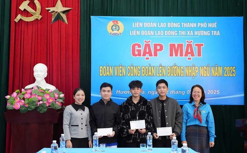 Giving gifts and encouraging union members to prepare for military service. Photo: Huong Tra Union.
