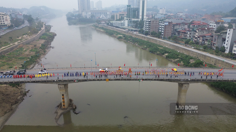 Hàng trăm người tham gia rước kiệu về Đền Thượng qua cầu Cốc Lếu. 